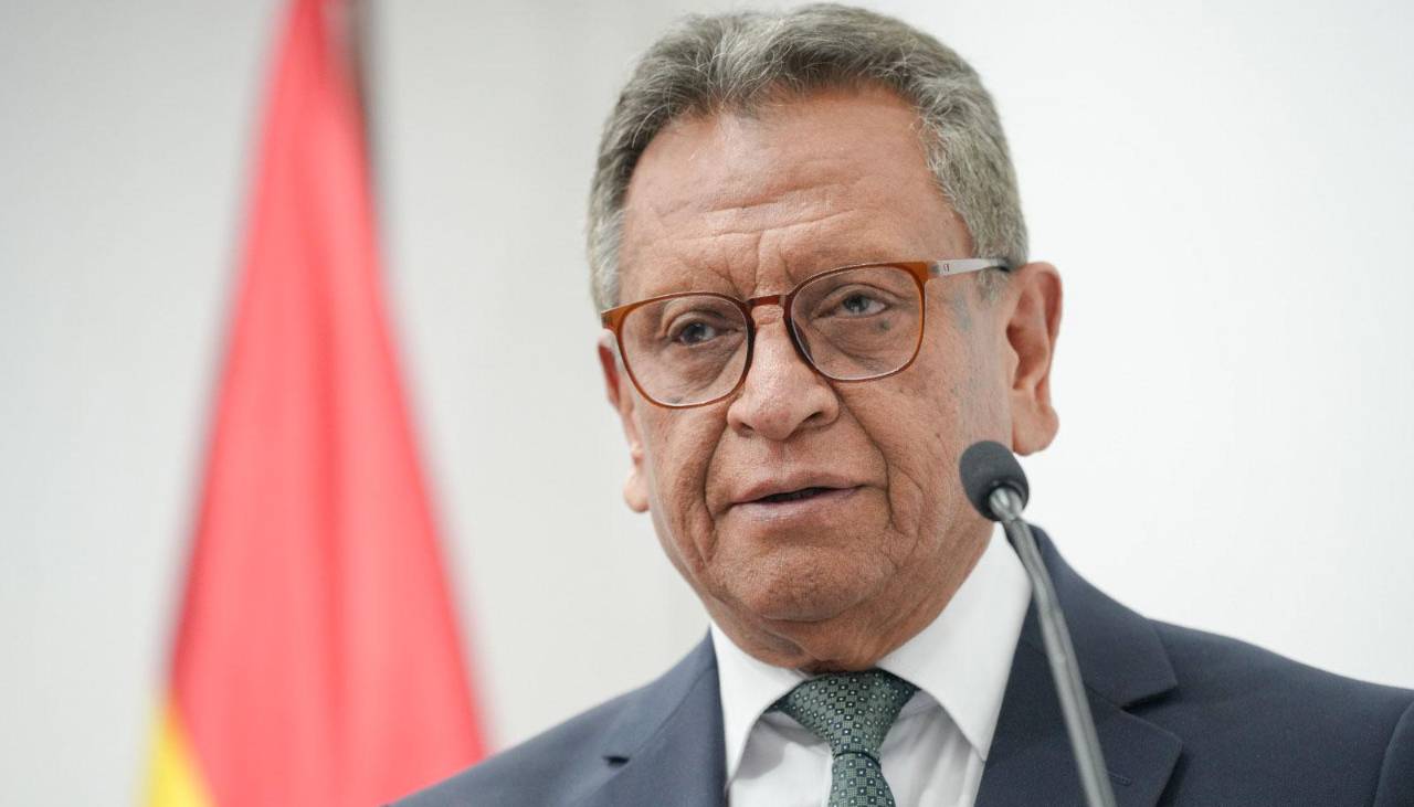 Ministro Oviedo anuncia redadas en Santa Cruz y lanza advertencia sobre el uso de armas