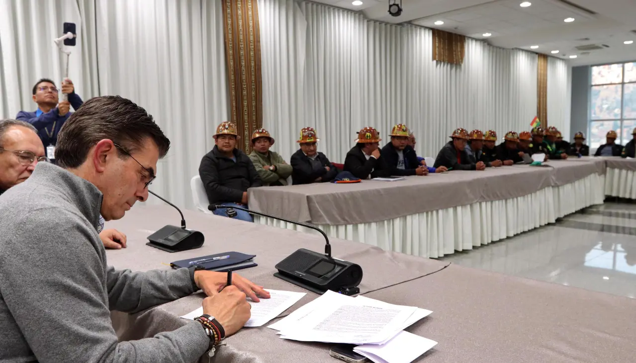 Cooperativistas mineros evaluarán con sus bases las propuestas del Gobierno y mantienen vigilia 