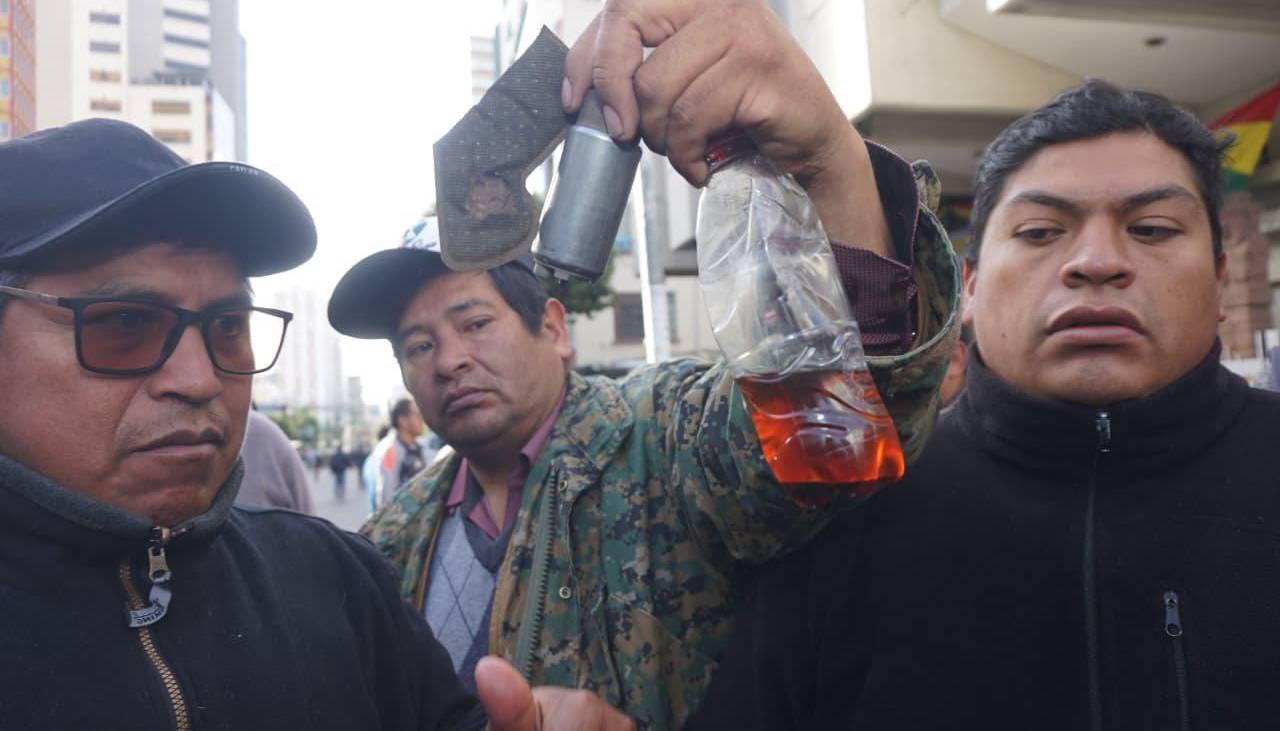 Transportistas de La Paz denuncian que el Gobierno no dice cómo resarcirá a los 2.000 vehículos ya reparados por gasolina “desestabilizada”