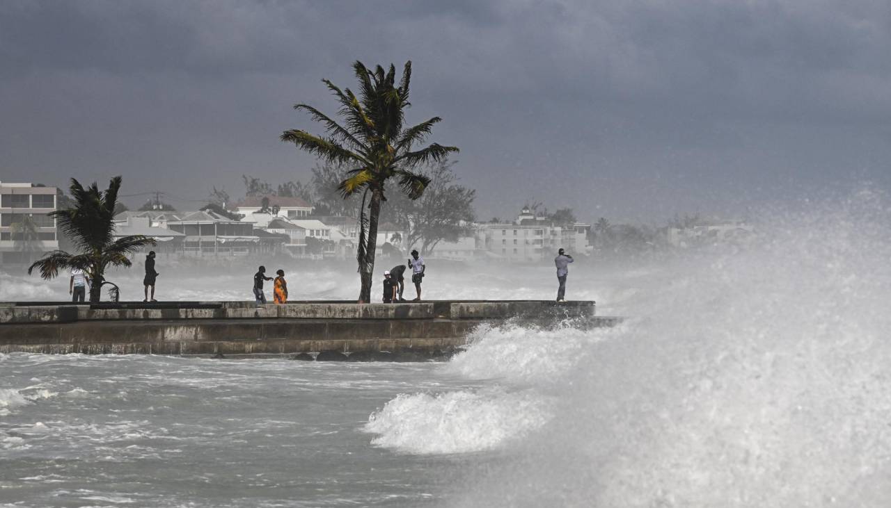 Huracán Beryl, elevado a categoría 5, causa destrozos y un muerto en el Caribe