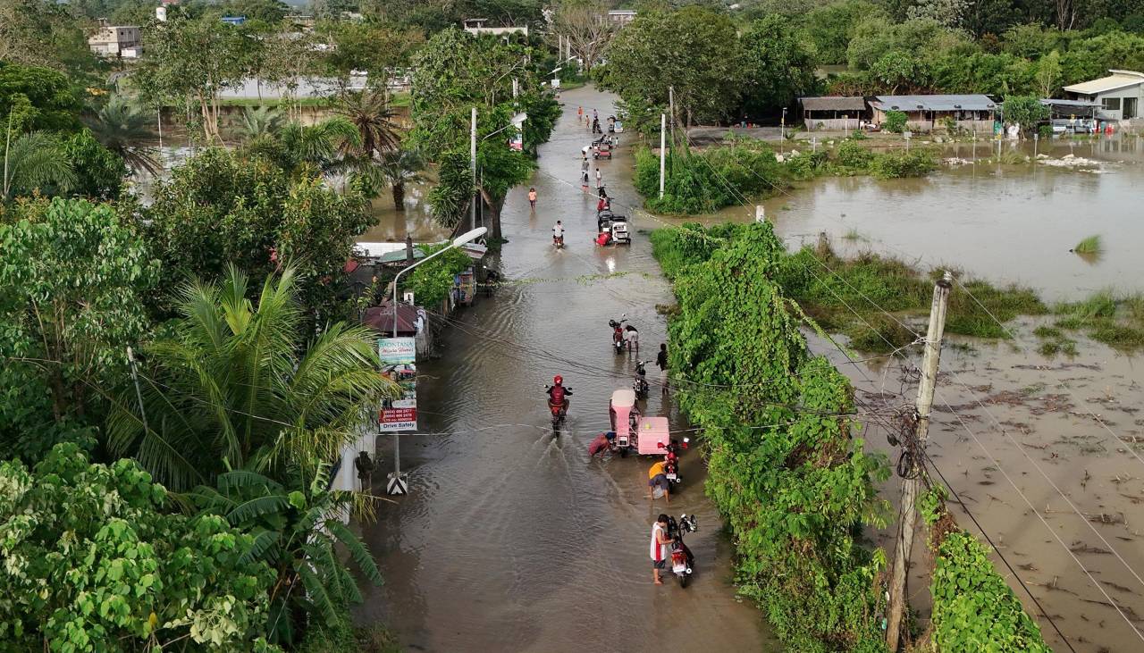 Filipinas se recupera de devastación por tifón Fung-wong que dejó 18 muertos