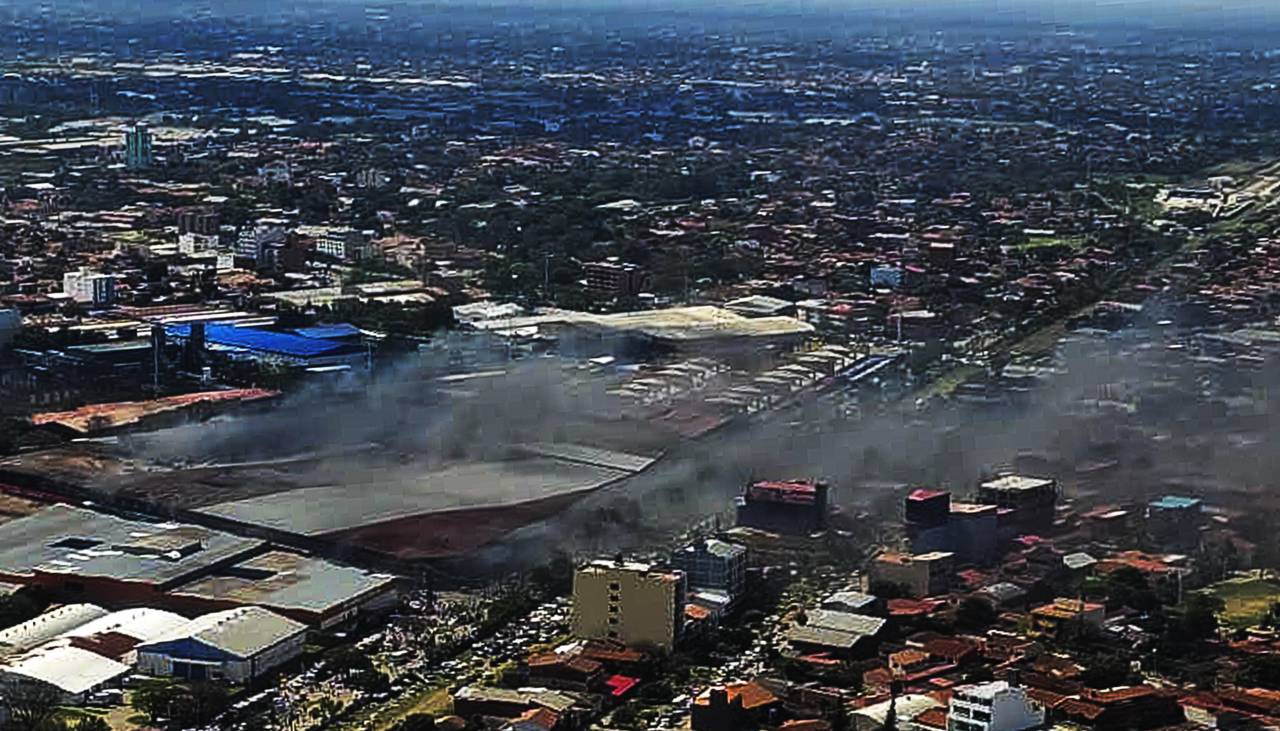 Tras 36 horas de intenso trabajo, el fuego en Barrio Lindo ha sido extinguido pero el ingreso está prohibido por seguridad