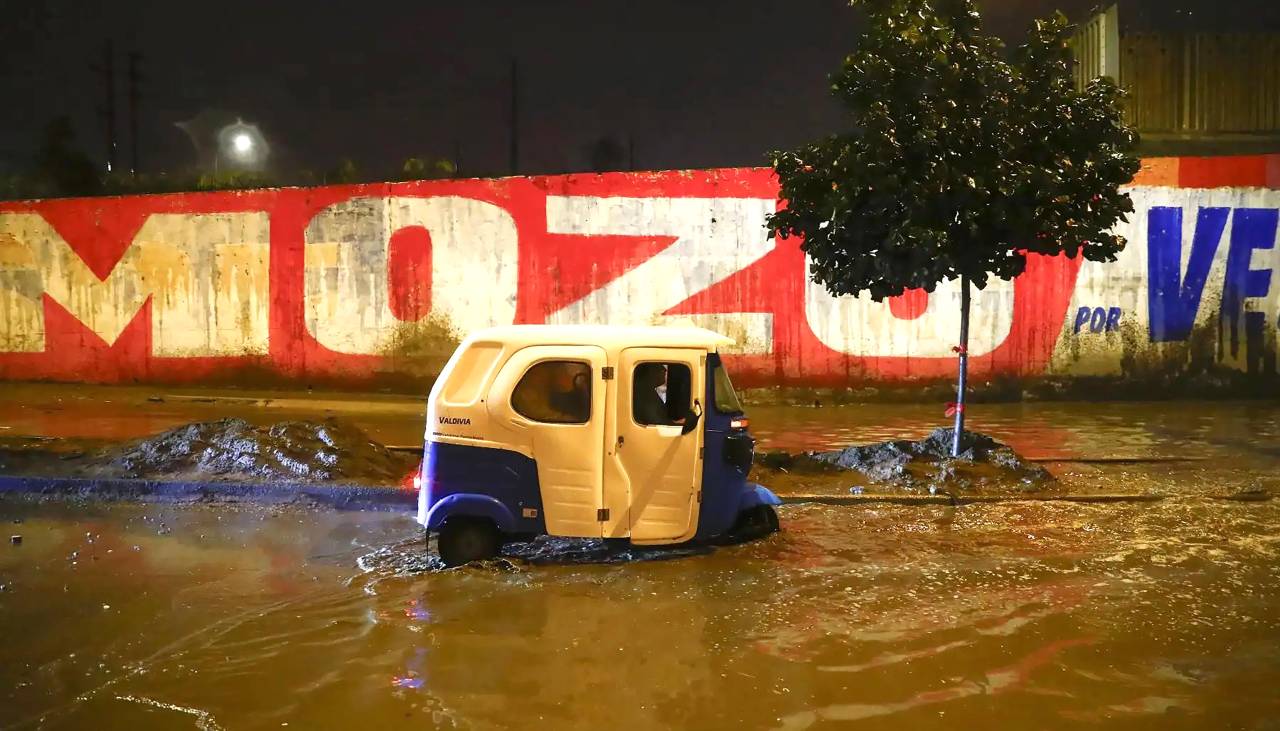 Una inusual lluvia deja 298 afectados y provoca inundaciones en el sur de Lima