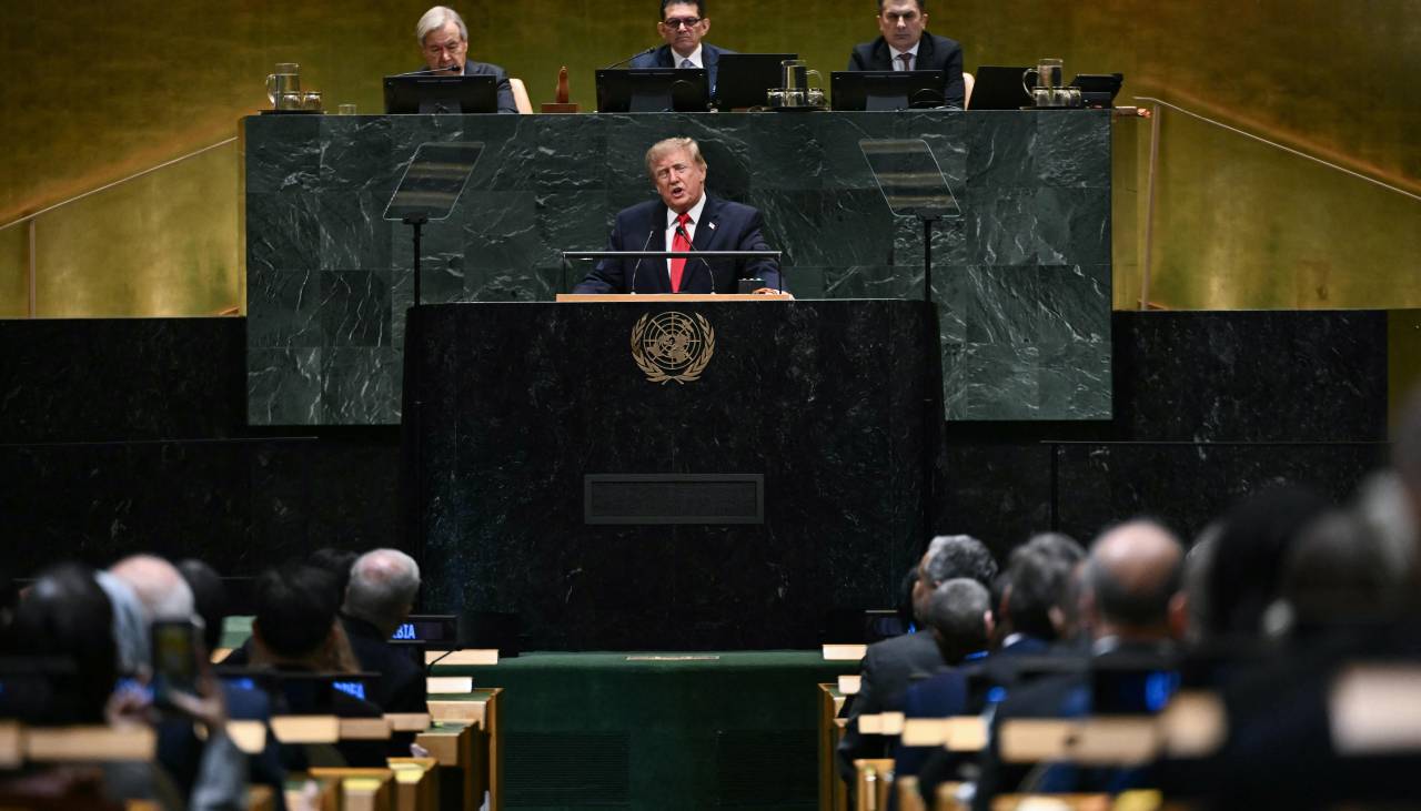 Trump dice que debe tomar una decisión: llegar a un acuerdo o “aniquilar” a Irán
