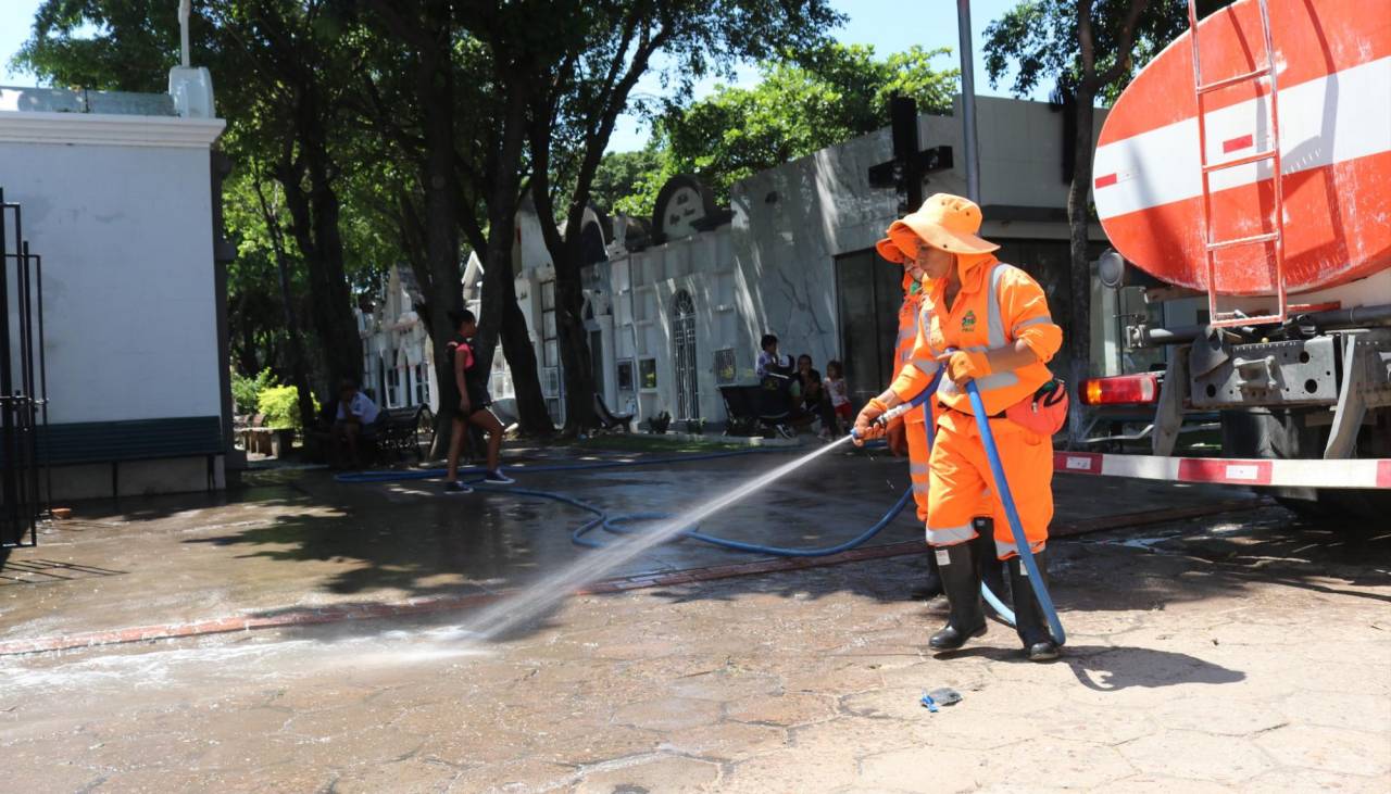 Dolientes apuran trabajos de limpieza en cementerios para Todo Santos 