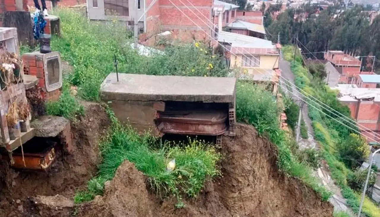 La Paz: Nichos terminan al descubierto tras el deslizamiento en el cementerio de Ovejuyo 