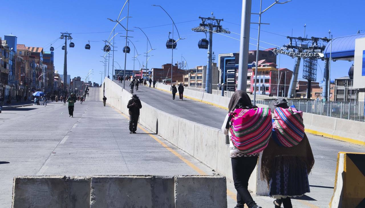Viajeros dicen que recorren largas distancias para llegar al aeropuerto de El Alto debido a los bloqueos