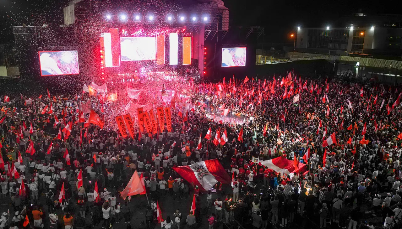 Segunda vuelta: Candidatos cierran campaña presidencial en Perú ante un final de fotografía