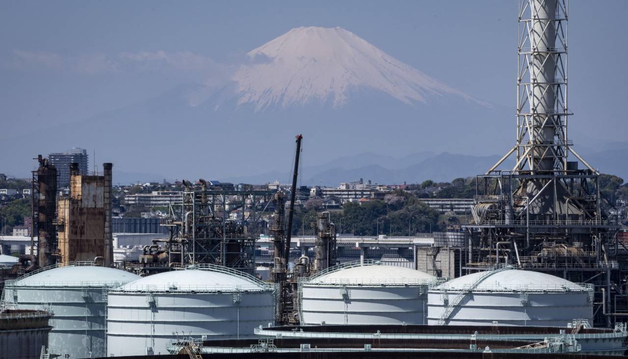 El petróleo cae por debajo de $us 100 y las bolsas mundiales escalan por tregua en Irán