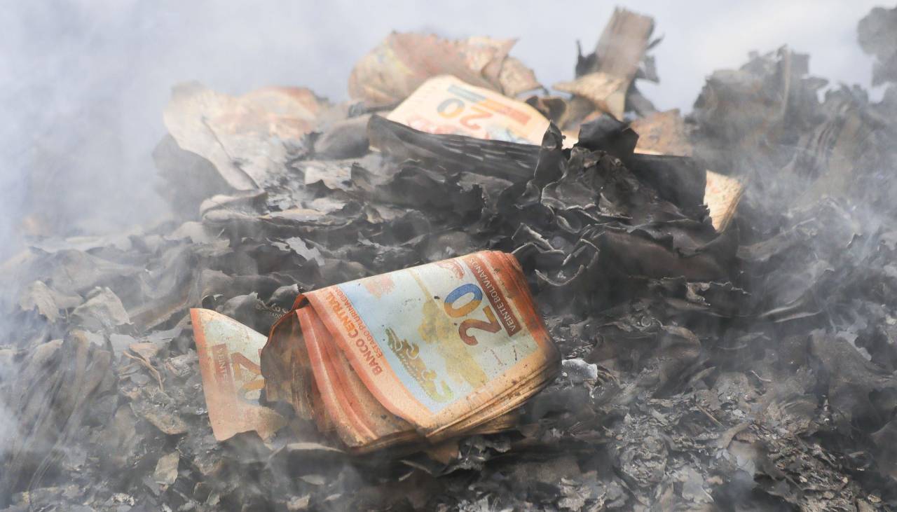 47 personas son investigadas por el robo de dinero del avión accidentado en El Alto