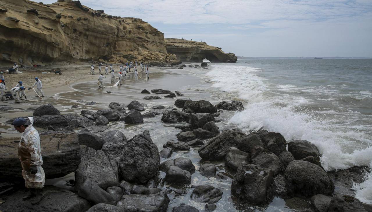 Perú declara “emergencia ambiental” por derrame de petróleo en el mar