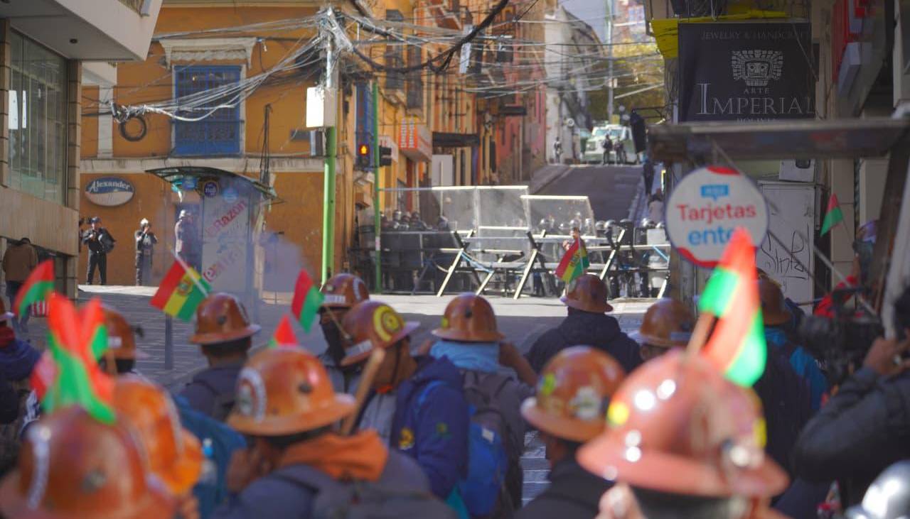 Tras los disturbios, el Gobierno anuncia acuerdo con las cooperativas mineras y dice que ya no se movilizarán