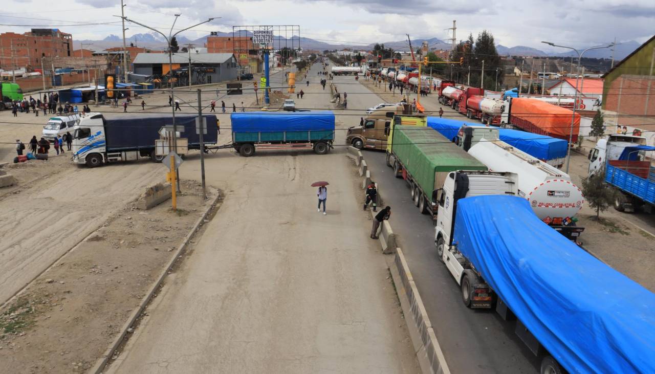 En al menos tres departamentos transportistas instalaron bloqueos exigiendo combustible