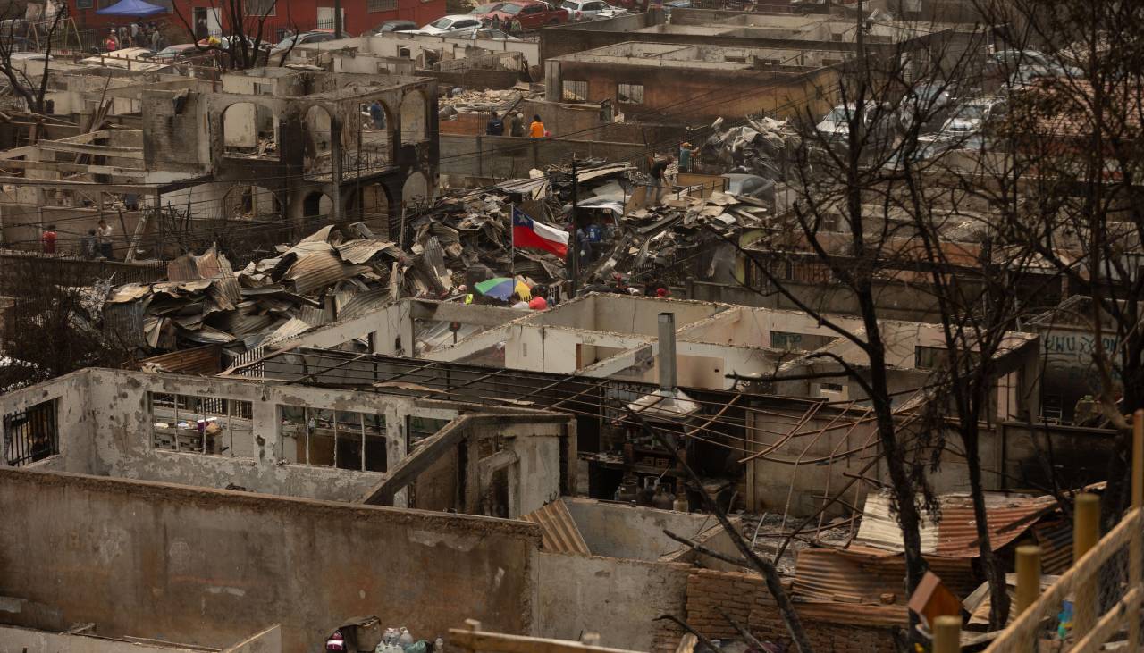 Chile lucha contra mortíferos incendios que avanzan hacia el sur del país