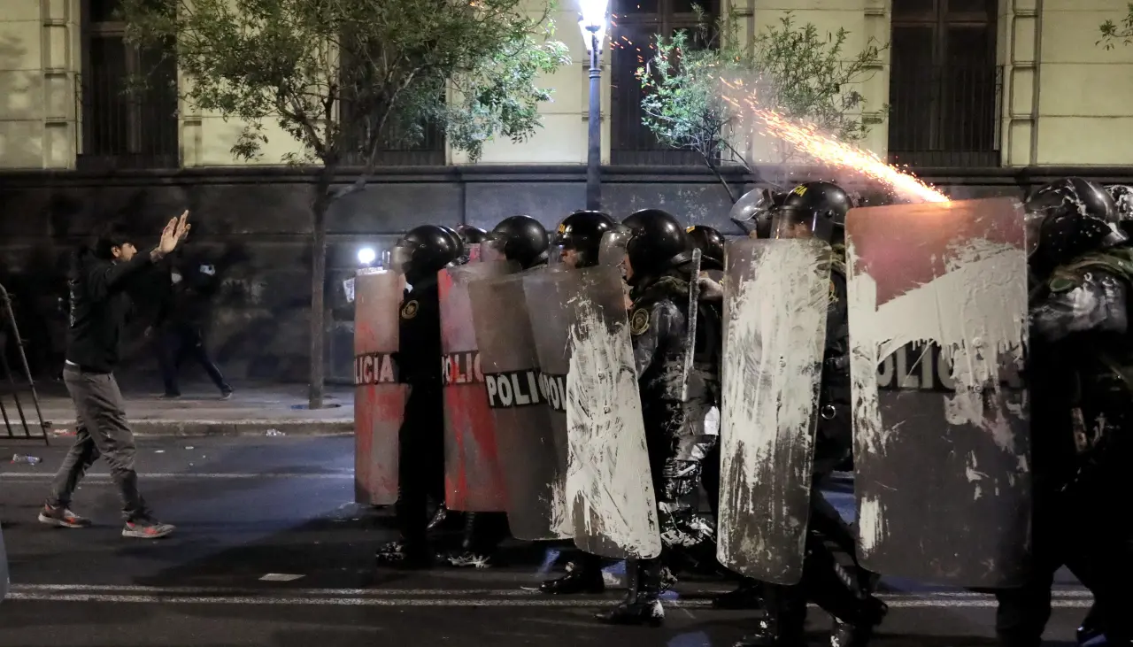 Graban el momento cuando una persona es herida en medio de las protestas en Perú