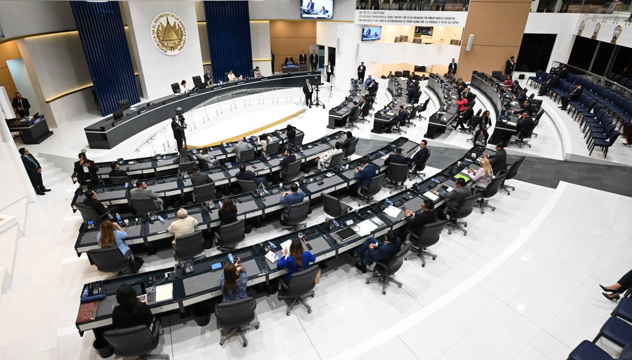 Congreso de El Salvador controlado por Bukele discute la reelección presidencial indefinida