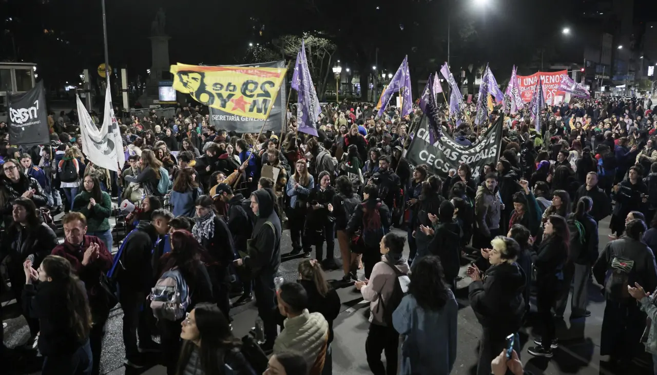 Miles de personas salieron a las calles de Argentina a pedir justicia por triple feminicidio