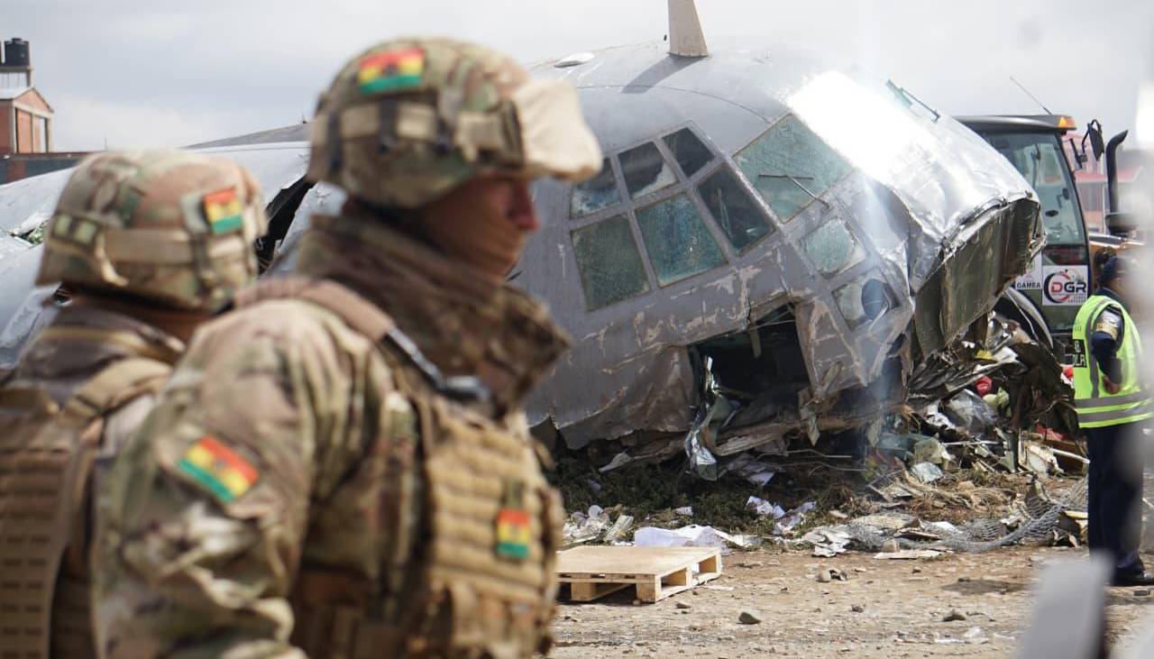 Retiran restos del avión Hércules que se accidentó en El Alto y que dejó varias víctimas