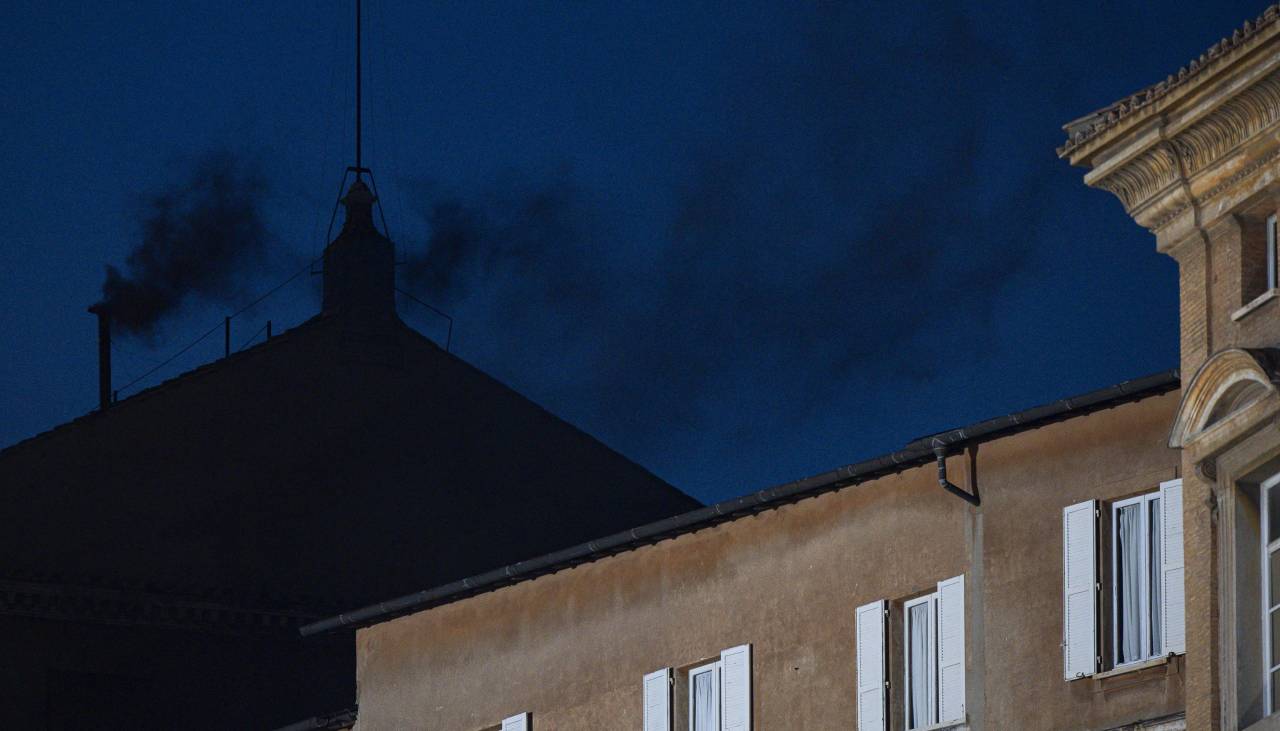 Elección del papa: Volvió a salir humo negro, los cardenales no se logran poner de acuerdo