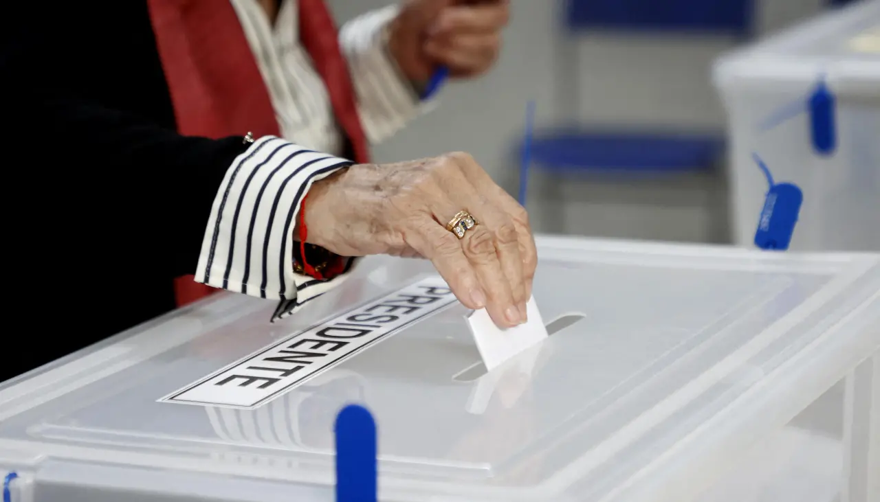 Elecciones en Chile: Mesas cierran tras jornada con alta participación, aglomeraciones y ausencia de incidentes 