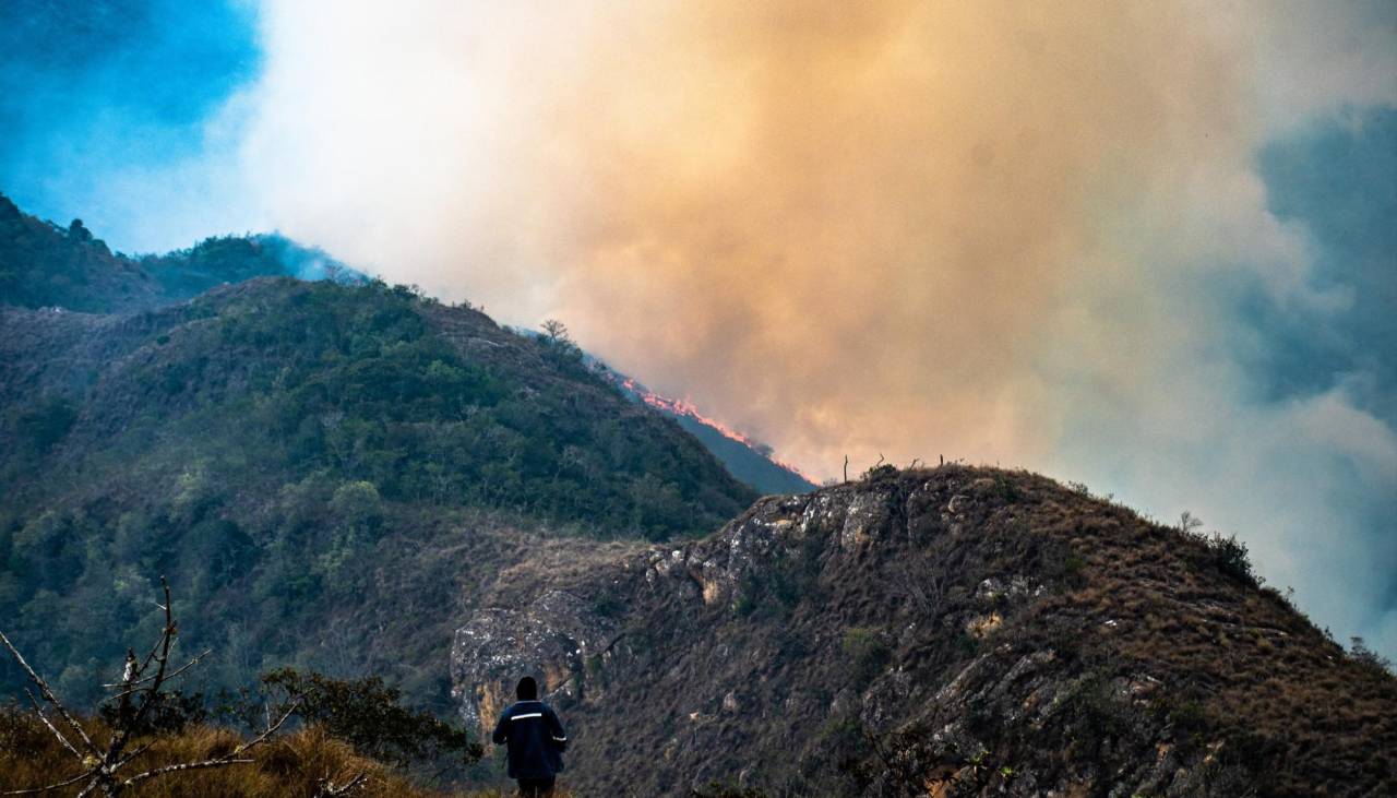 Más bomberos llegan a los valles cruceños para sofocar incendios en municipios de la provincia Florida 