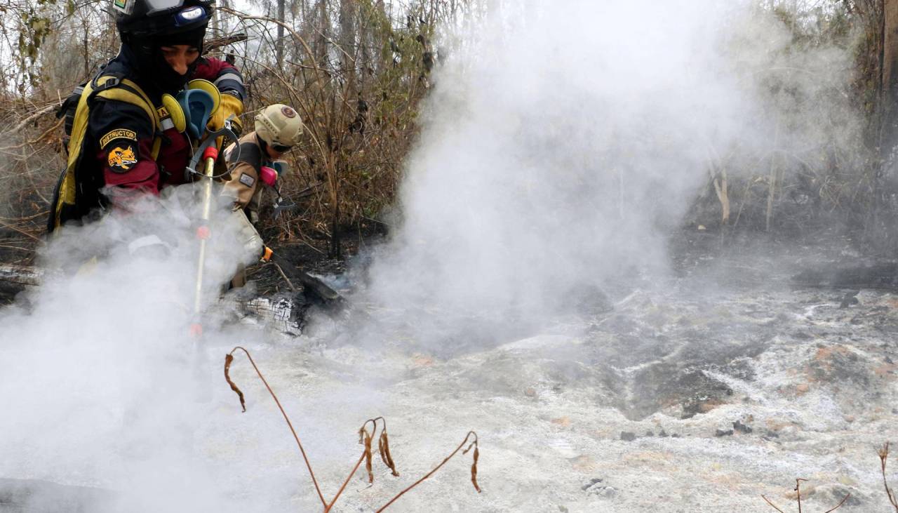 Expertos chilenos trabajan en Concepción junto a bomberos bolivianos para sofocar incendios