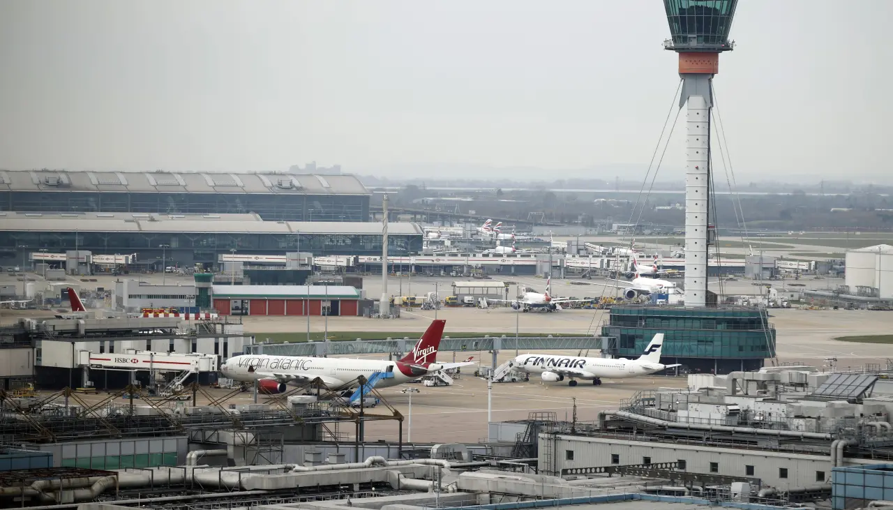 El aeropuerto de Heathrow reanuda los vuelos y espera operar a pleno rendimiento el sábado