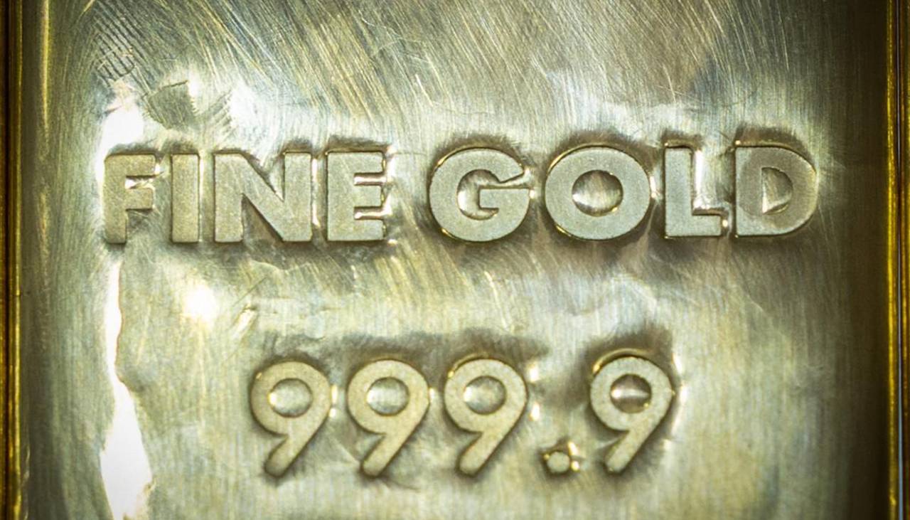 Fuertes caídas del oro y la plata tras los récords de esta semana