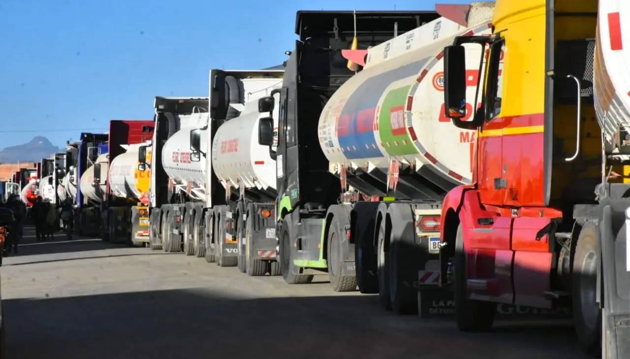 Llega a La Paz otro convoy con diésel y gasolina desde Perú; YPFB alista la descarga en Arica ante las filas en el país