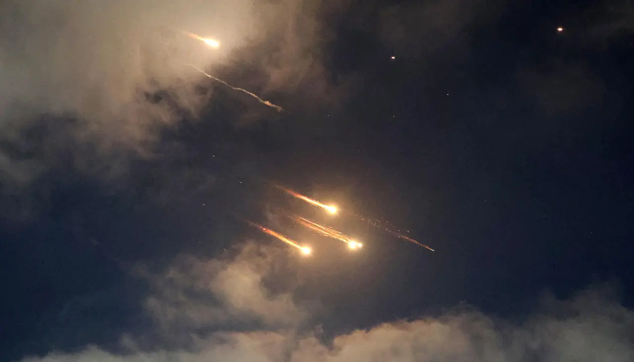 Irán lanza misiles contra Israel en respuesta a ataque contra instalaciones nucleares