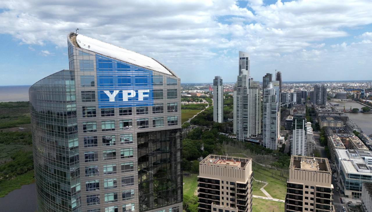Justicia de EEUU ordena al Estado argentino renunciar a su 51% de la petrolera YPF