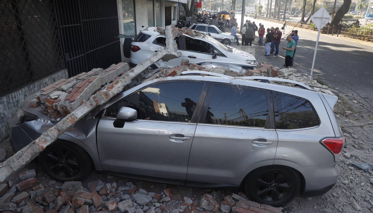 Temblor en Colombia: Hay al menos 21 muertos y personas atrapadadas en edificio derrumbado