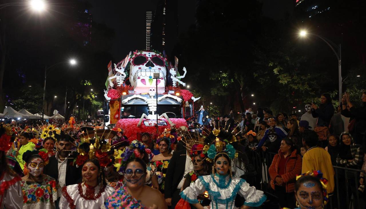 Más de un millón de personas asisten al colorido desfile de Día de Muertos en México