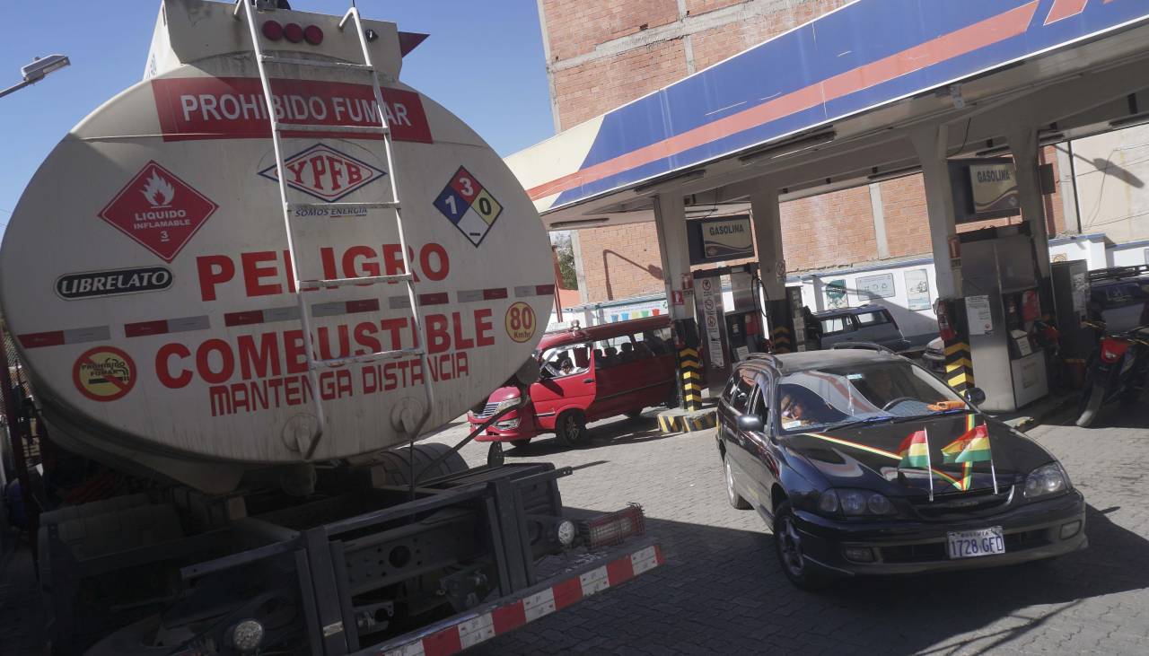 Filas por combustible: Gobierno dice que no es por falta de divisas y apunta a la subvención y problemas logísticos