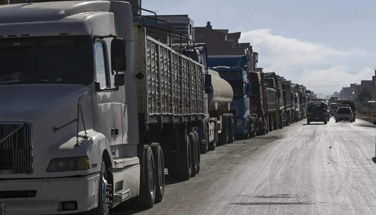 Al menos 10 sectores en emergencia por la falta de combustible y a la espera de una solución del Gobierno