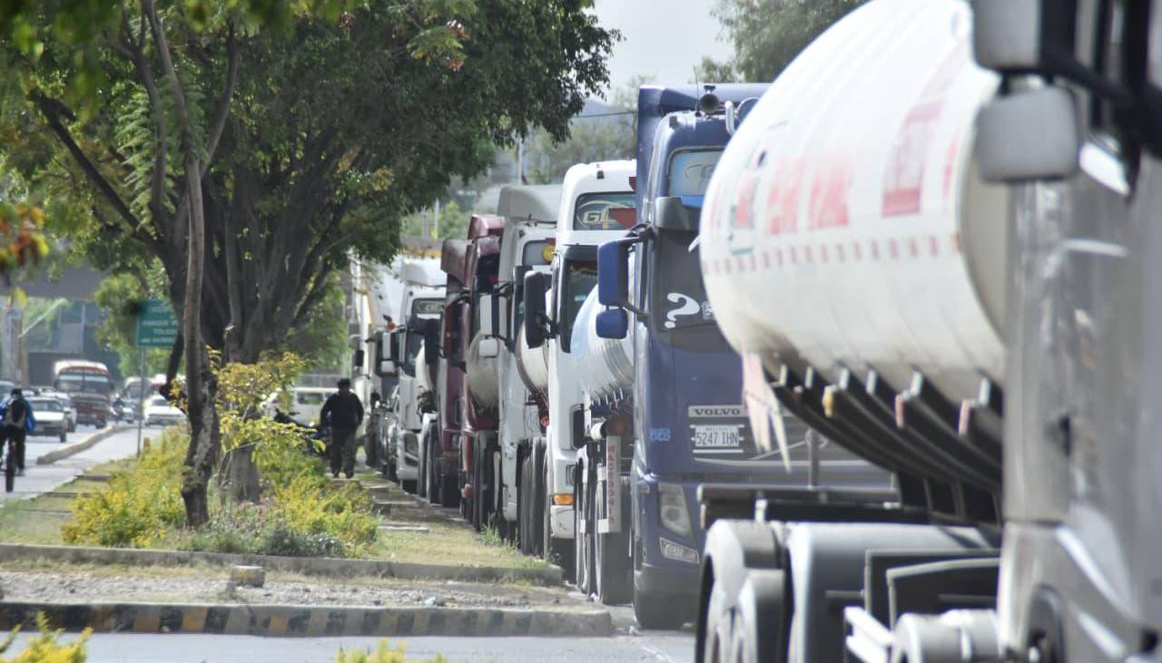 Filas por gasolina estarán “resueltas en dos o tres días”, dice presidente de YPFB