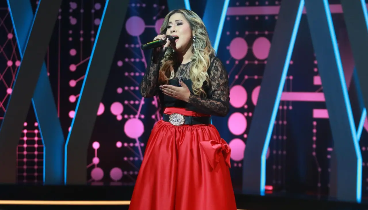 Alicia Villarreal imita a su artista desde los cinco años