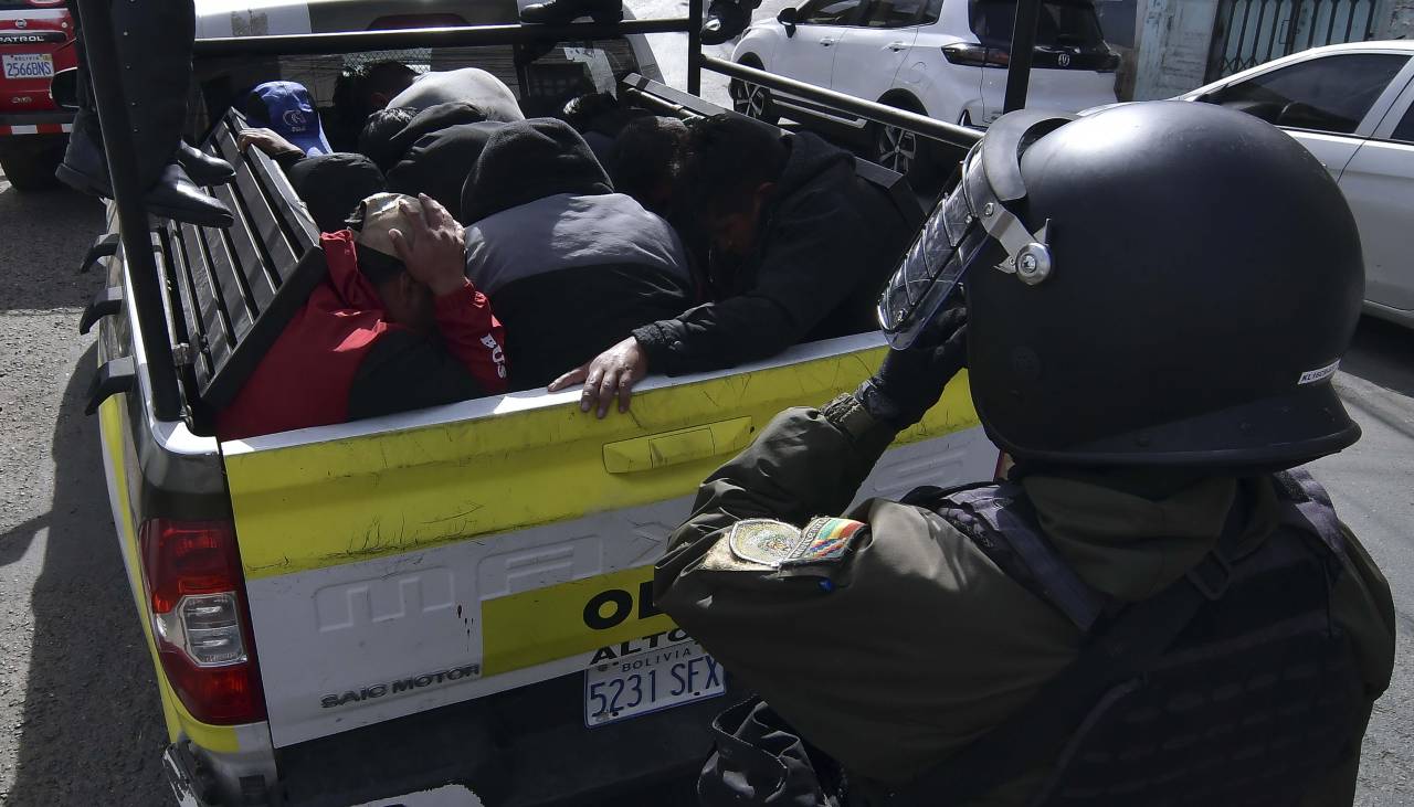 Dictan detención domiciliaria a siete acusados por daños a una patrulla policial y a sede de choferes