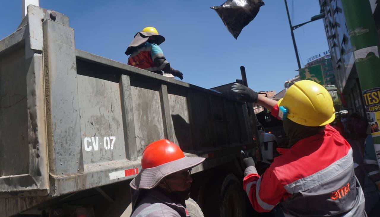 Alcaldía demanda a La Paz Limpia cumplir su contrato y retomar el servicio de recojo de basura tras más de 10 días de conflicto