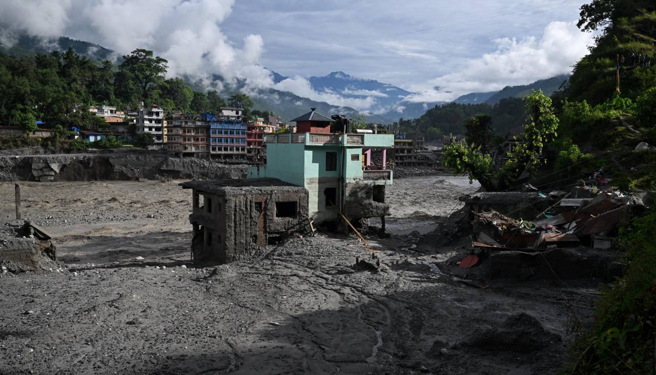 Nepal y China elevan a 1.225 los muertos y 4.850 desaparecidos al cumplirse una semana de la riada