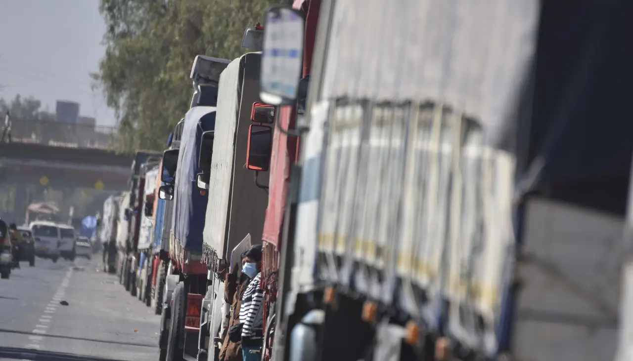 Transportistas denuncian que continúan las filas por combustible tras levantarse los bloqueos