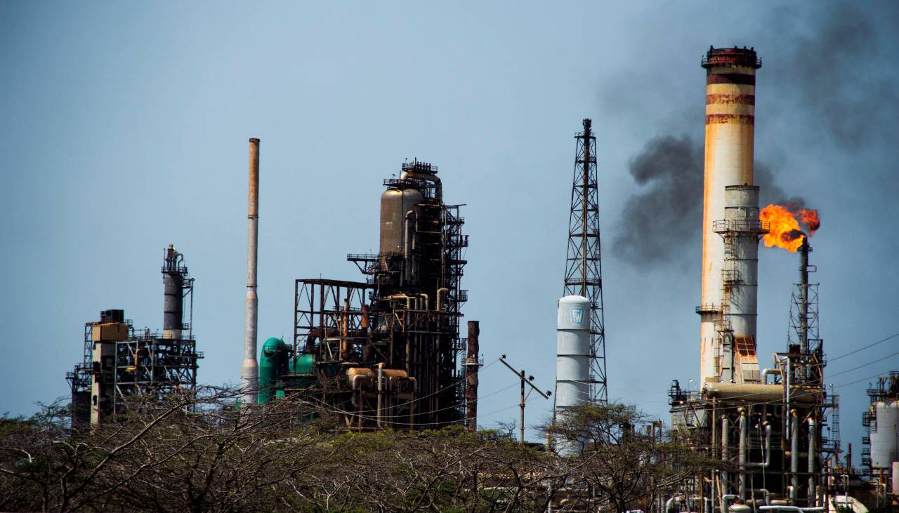 Venezuela abre su industria petrolera a la inversión privada bajo presión de EEUU