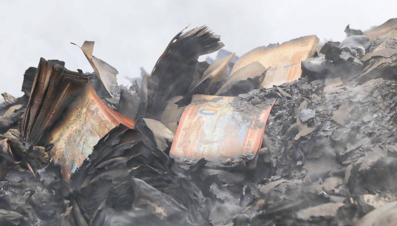 Fiscalía activa investigación por quema de billetes tras siniestro de avión y anuncia que convocará a autoridades