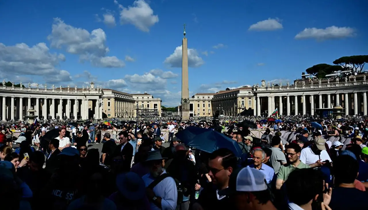 La expectación aumenta en el Vaticano antes de una nueva fumata, ¿habrá papa?