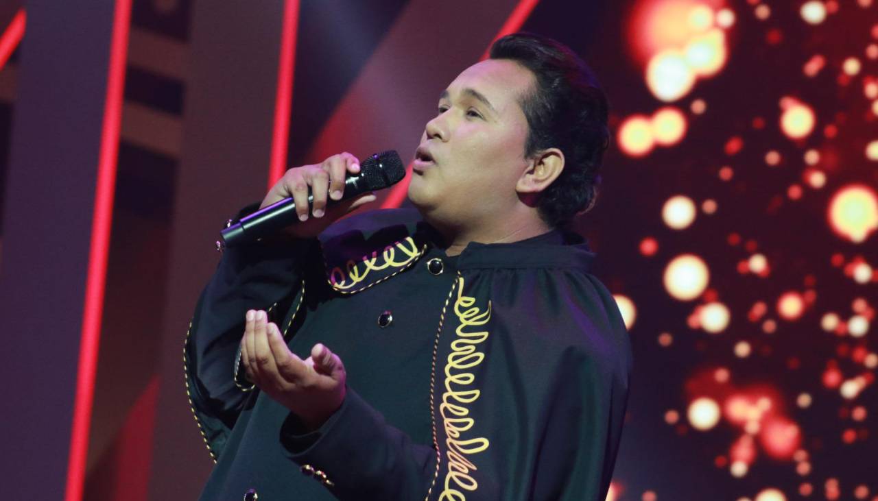 Juan Gabriel evita llegar a las notas de su artista y el jurado le señala el error 