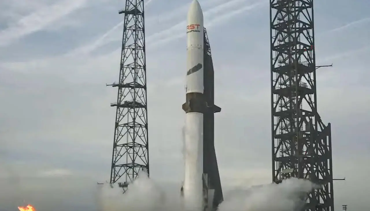Cohete de Blue Origin explota en plataforma de lanzamiento durante prueba