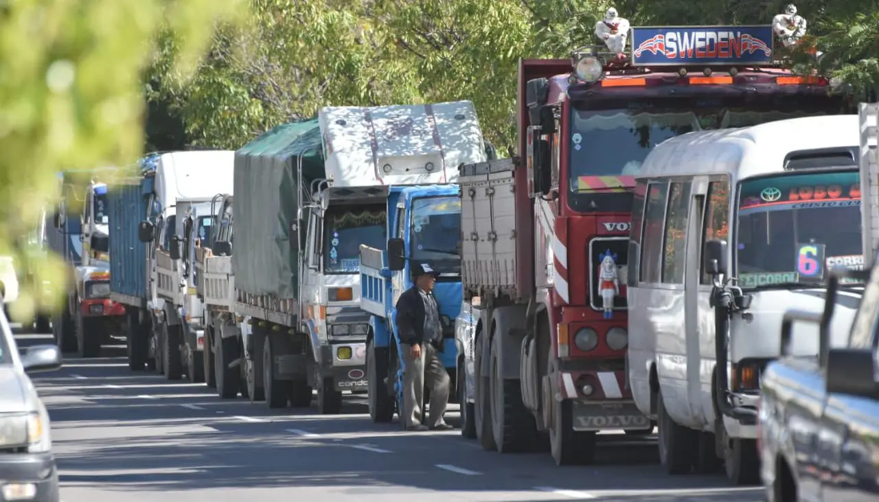 Mientras las filas por diésel continúan, Paz pregunta por X la situación del abastecimiento a YPFB y al nuevo ministro