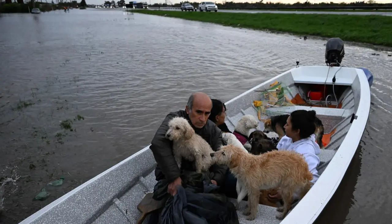Tres desaparecidos y casi 3.000 evacuados por inundaciones en Argentina
