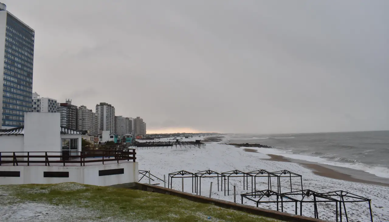 Nevada histórica cubre playas de la costa argentina en plena ola polar