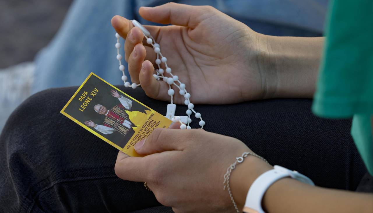 El papa continúa su convalecencia: Pasó bien la noche, se levantó y desayunó